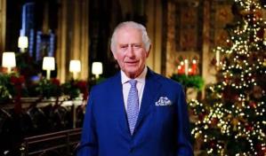 Rey Carlos saluda a empleados públicos en mensaje navideño y honra memoria de su madre