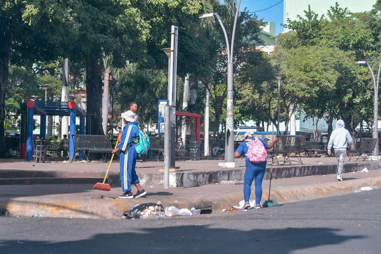 Trabajadores de los ayuntamientos continuaron sus labores hoy, Día de Navidad, como cualquier día de semana.