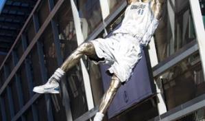 Revelan estatua de Dirk Nowitzki afuera de la arena de los Mavs