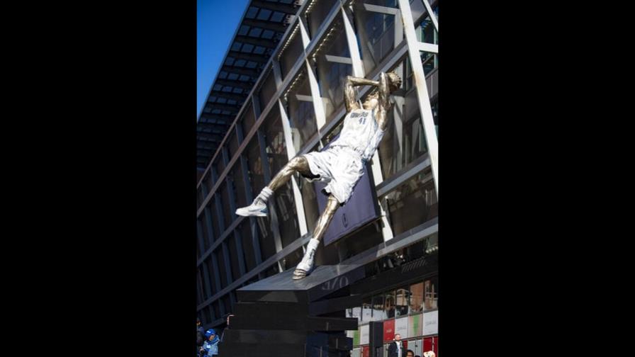 Revelan estatua de Dirk Nowitzki afuera de la arena de los Mavs