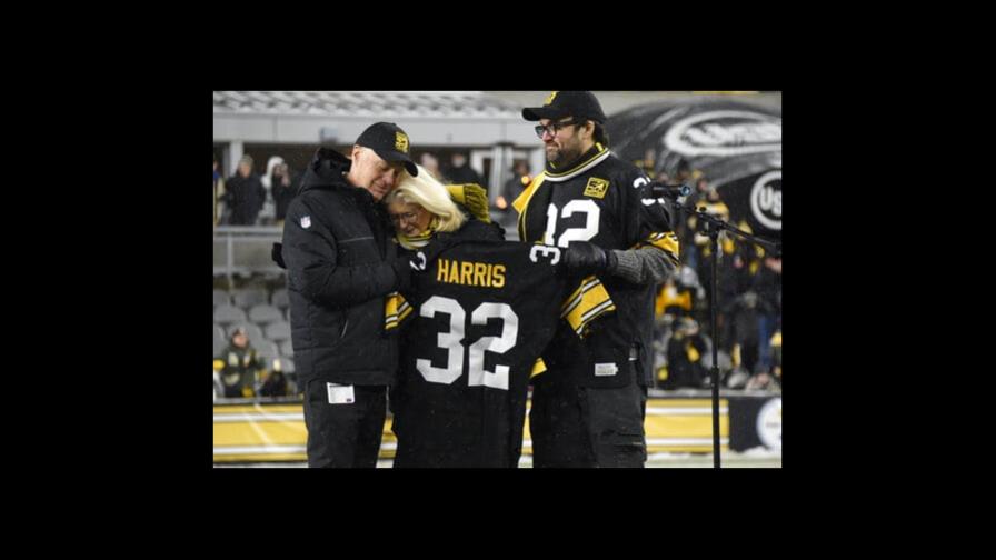 Viuda de Harris asiste a ceremonia de retiro del No. 32 Viuda de Harris asiste a ceremonia de retiro del No. 32