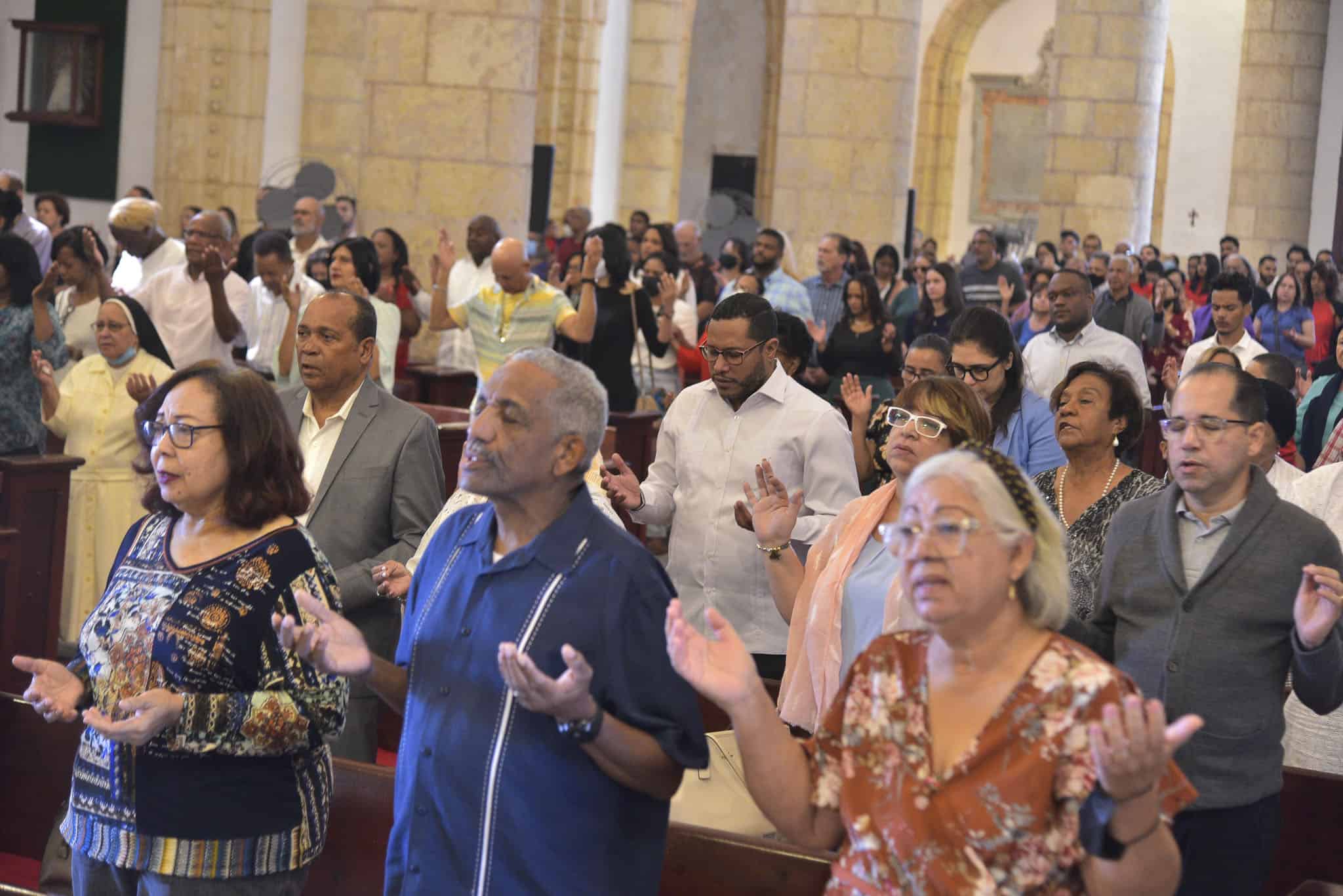 La catedral se llenó ayer de feligreses al mediodia.