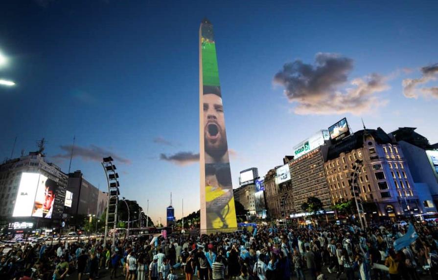 Fiebre mundialista en Argentina: llevar a Messi y la Copa del Mundo en la piel