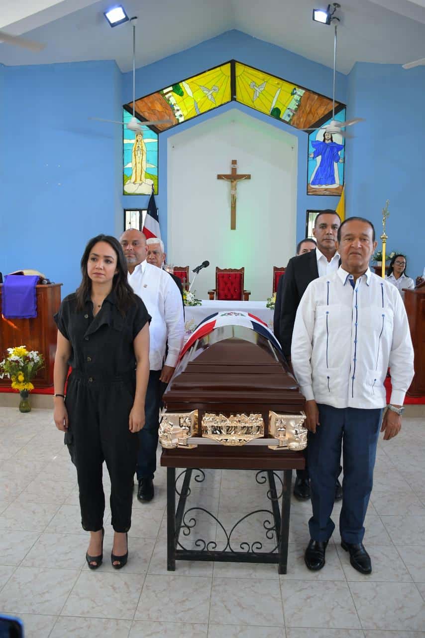 Los senadores hicieron guardia de honor.