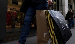 Los altos precios llevan a estadounidenses a buscar ofertas y posponer compras navideñas