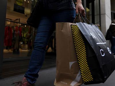 Altos precios llevan a buscar ofertas y posponer compras en EE. UU.