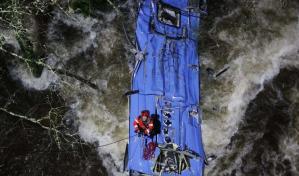 Seis muertos por la ca&iacute;da de un autob&uacute;s a un r&iacute;o en Espa&ntilde;a