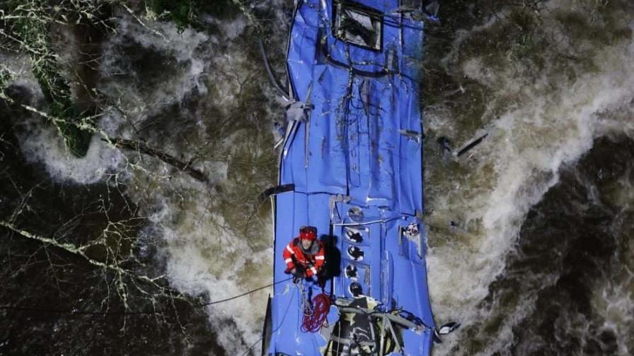 Seis muertos por la caída de un autobús a un río en España