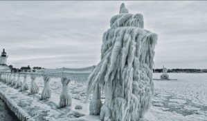 Las extraordinarias im&aacute;genes de un faro congelado en Michigan