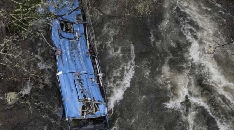 España: Seis muertos por caída de autobús a río