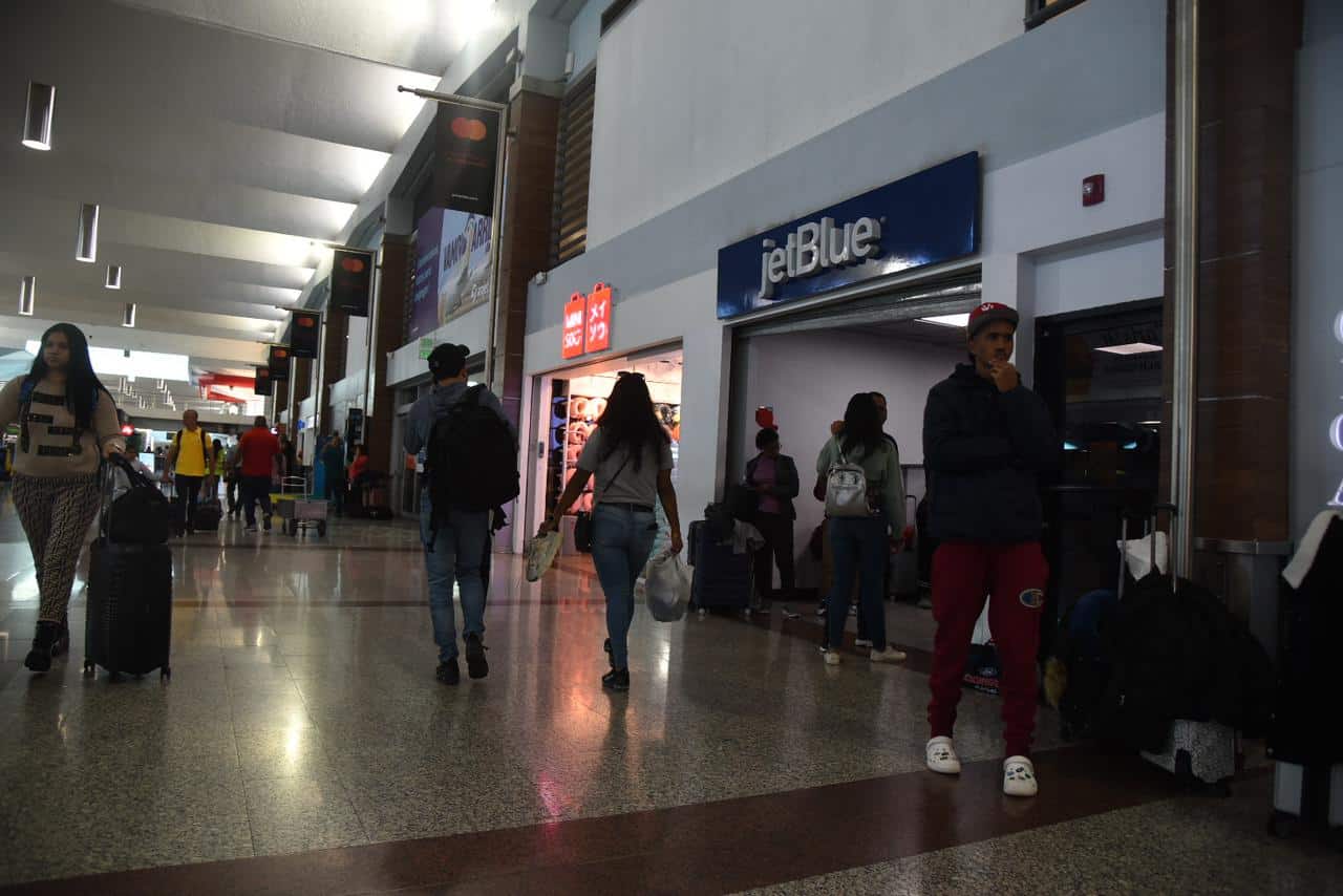 Pasajeros fuera de la oficina de la aerolínea JetBlue. 