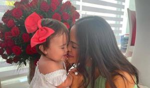 Video | Natti Natasha se envuelve en papel de regalo y esta fue la reacción de su hija
