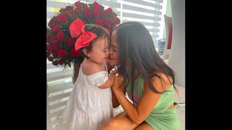 Video | Natti Natasha se envuelve en papel de regalo y esta fue la reacción de su hija