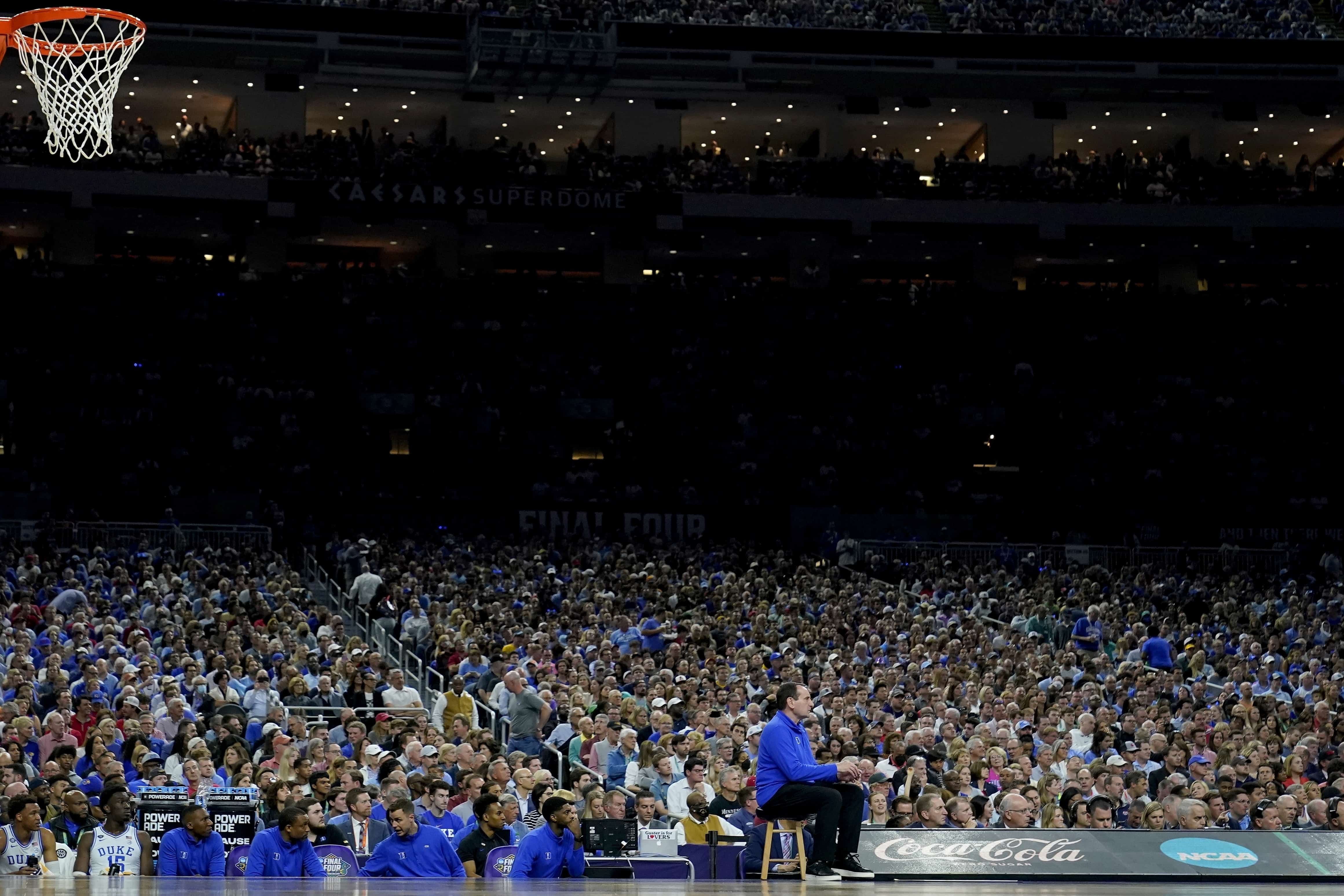 Mike Krzyzewski, entrenador de Duke, observa el partido ante Carolina del Norte en la ronda semifinal del basquetbol colegial, el 2 de abril de 2022, en Nueva Orleáns.