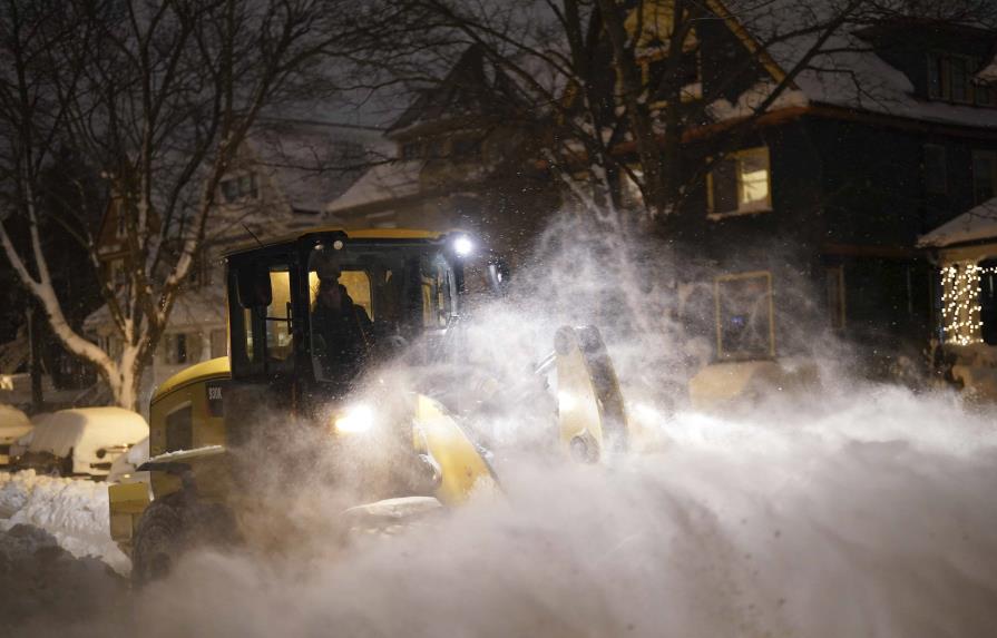 Continúan labores de rescate en oeste de Nueva York tras tormenta invernal