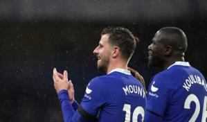 Con gol de Rashford, United supera al Forest