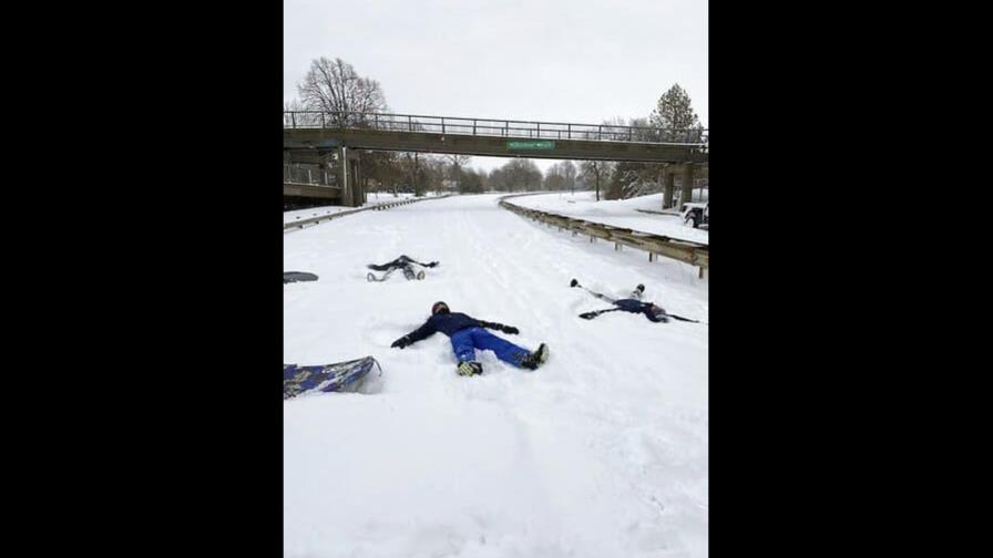 La policía de Buffalo prohíbe usar las calles tras paso de la tormenta invernal La policía de Buffalo prohíbe usar las calles tras paso de la tormenta invernal
