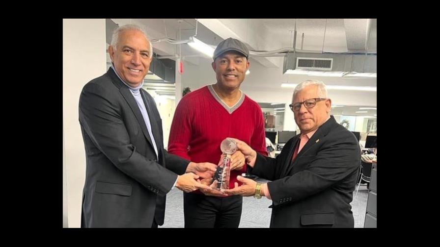 Sociedad Médico Dental Dominicana otorga premio "Héroe de la Comunidad" a Mariano Rivera