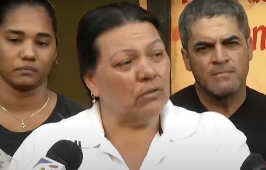 Familiares piden justicia por muerte venezolano durante asalto en su local de comida en Las Caobas