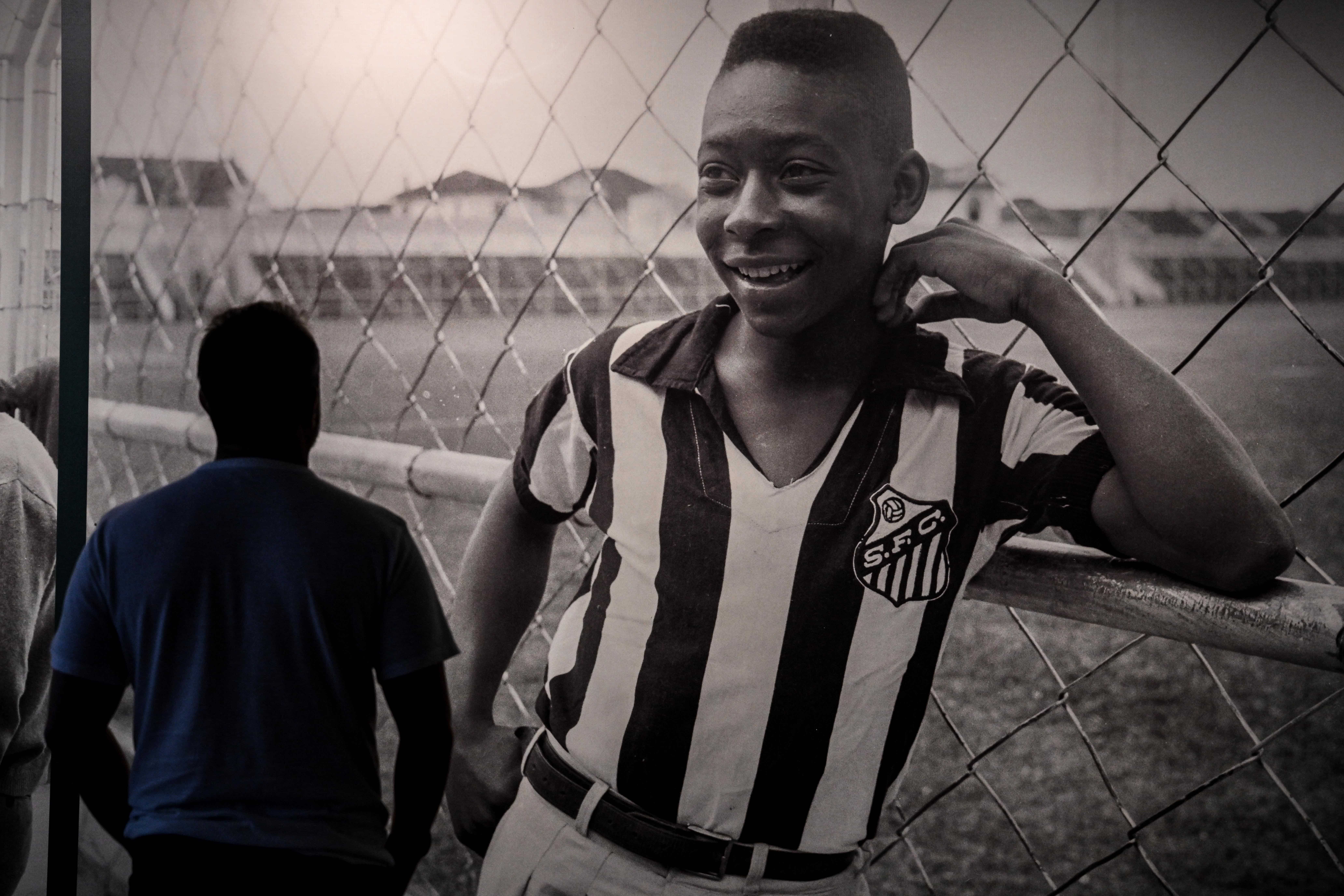 Un visitante mira una foto de la leyenda del fútbol brasileño Edson Arantes do Nascimento Pele, exhibida en el Museo Pele, en Santos, Brasil, el 27 de diciembre de 2022.