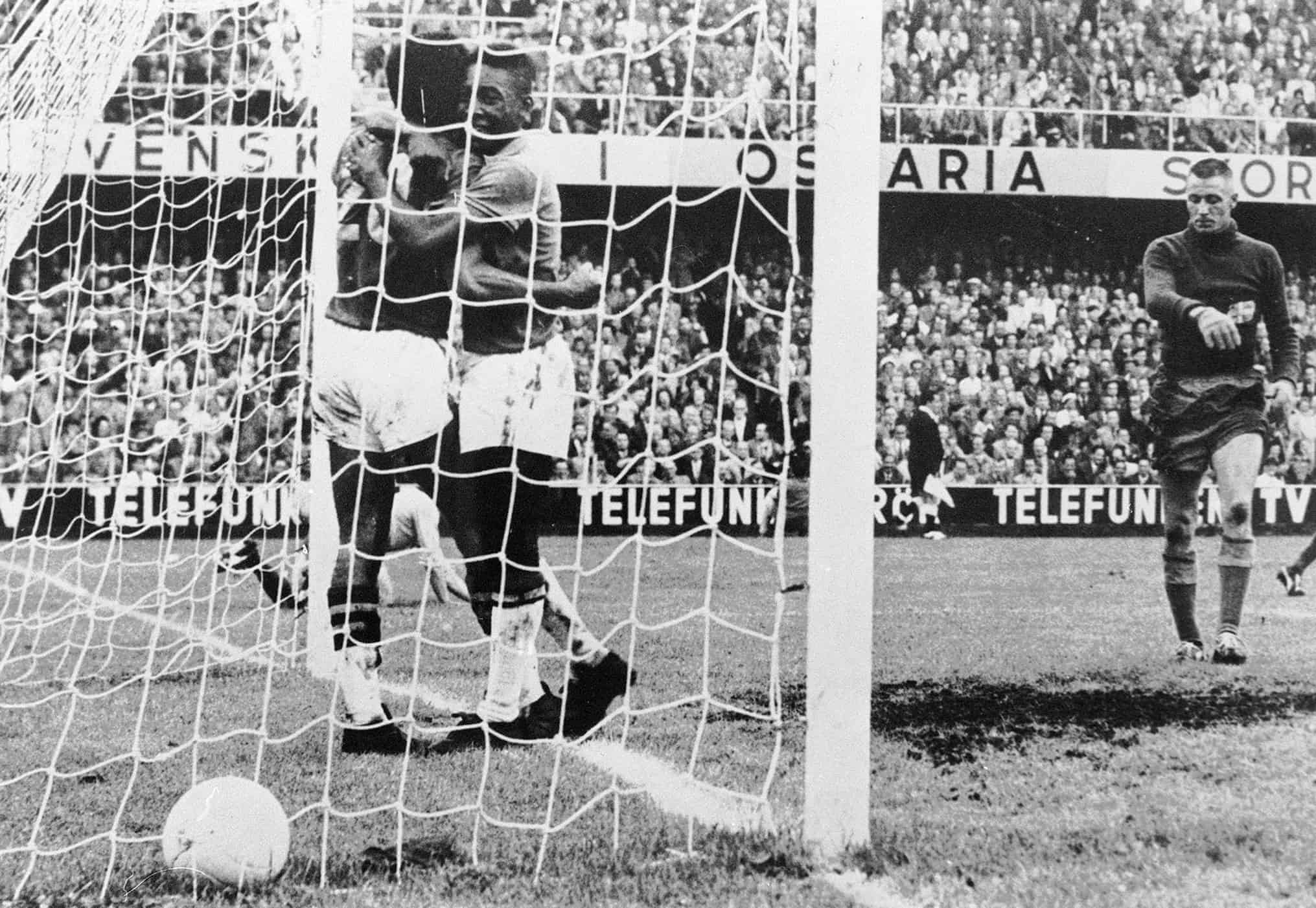 El delantero brasileño Pelé (centro) felicita a su compañero de equipo Vava (20) después de marcar un gol cuando el portero sueco Karl Svensson reacciona el 28 de junio de 1958 en Estocolmo durante la final de la Copa del Mundo entre Brasil y Suecia. Vava y Pelé anotaron dos goles cada uno cuando Brasil ganó su primer título venciendo al anfitrión de la Copa del Mundo Suecia 5-2.