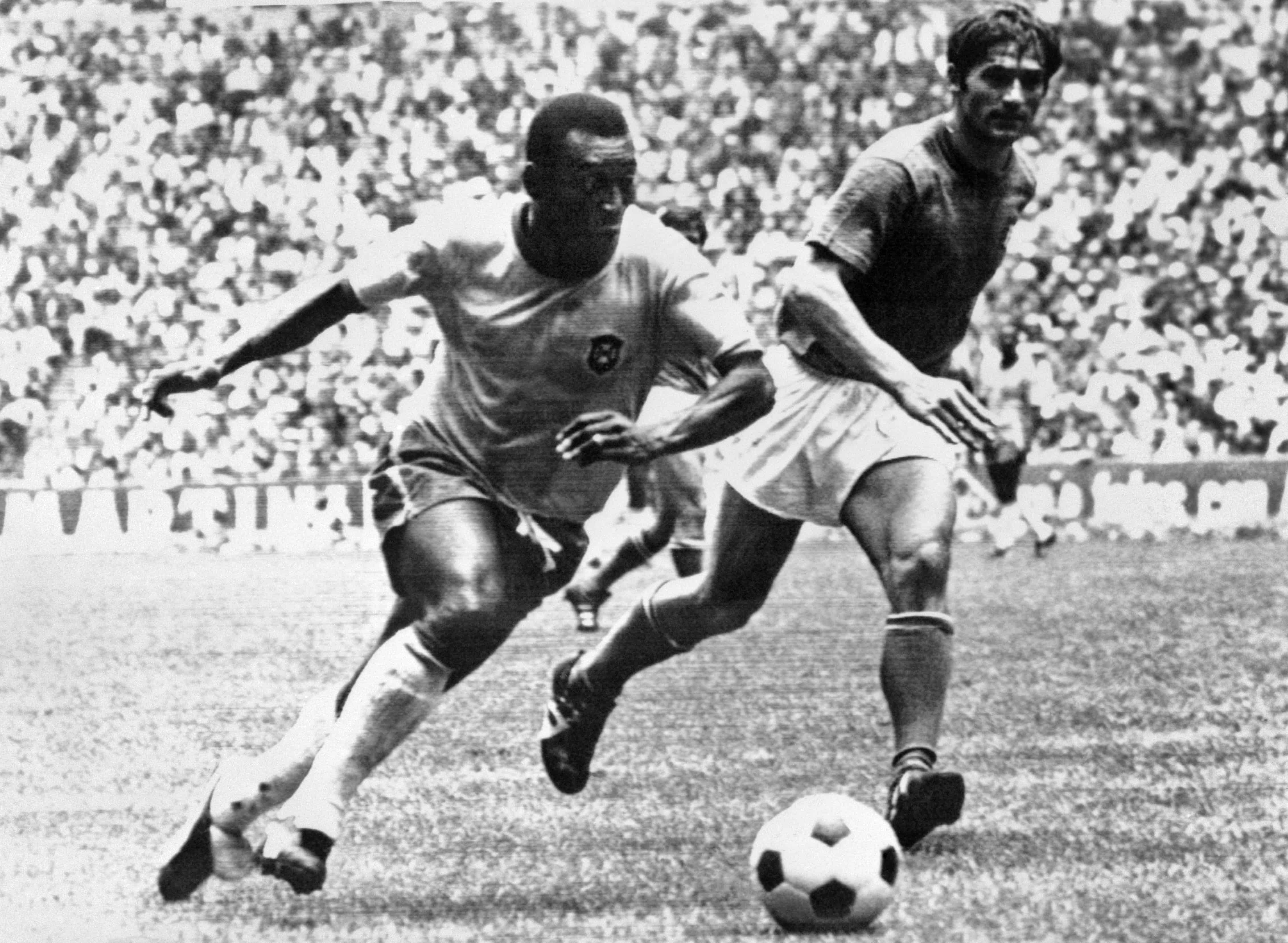 El mediocampista brasileño PelÈ (L) regatea al defensor italiano Tarcisio Burgnich durante la final de la Copa del Mundo el 21 de junio de 1970 en la Ciudad de México. PelÈ anotó el primer gol de su equipo cuando Brasil venció a Italia 4-1 para capturar su tercer título mundial después de 1958 (en Suecia) y 1962 (en Chile).