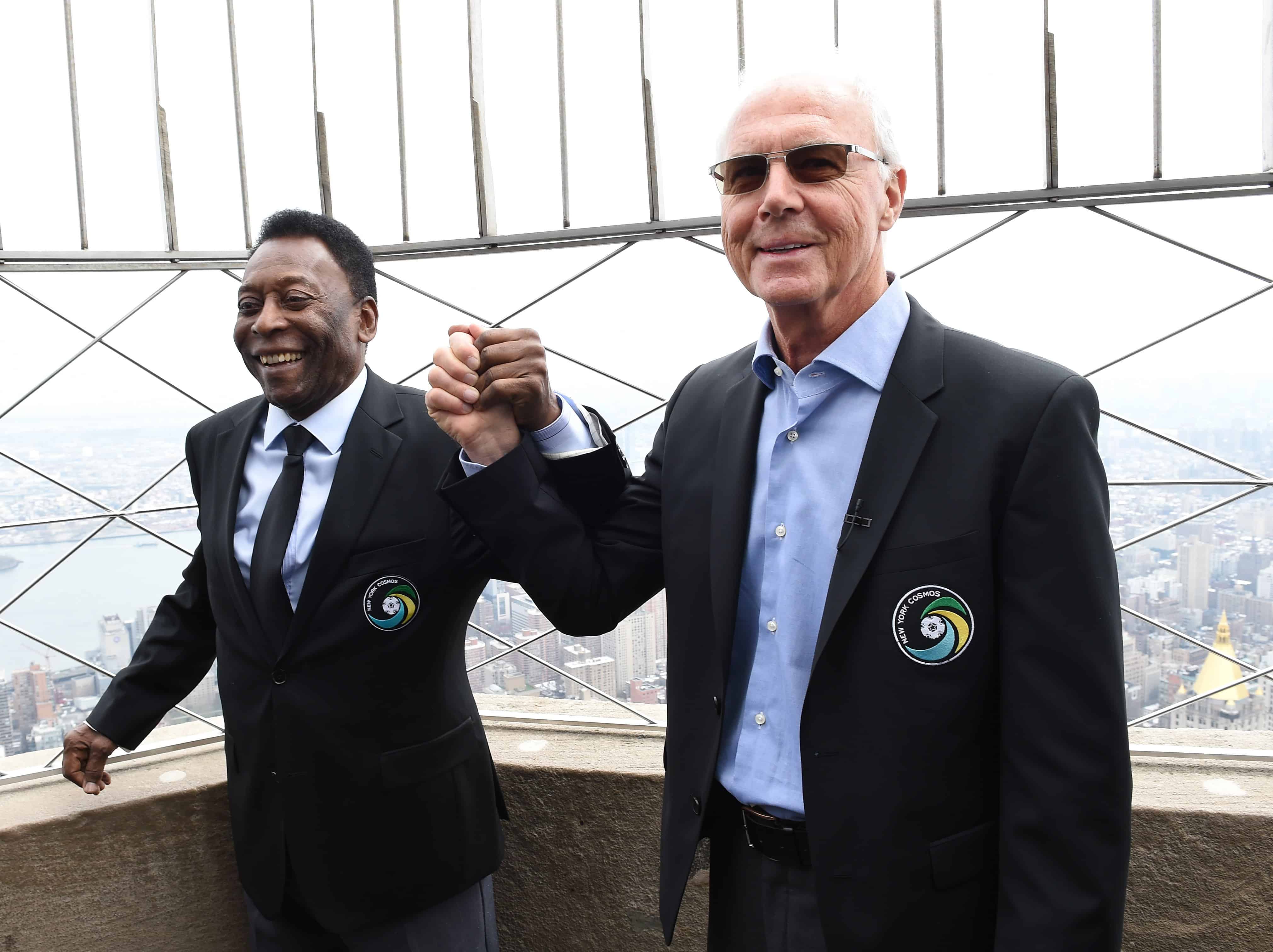 Las leyendas del New York Cosmos, Pelé y Franz Beckenbauer, después de pulsar el interruptor en el Empire State Building el 17 de abril de 2015 para lanzar el inicio de la temporada de primavera 2015 de los equipos. El primer partido de los equipos en casa se llevará a cabo contra los Tampa Bay Rowdies.