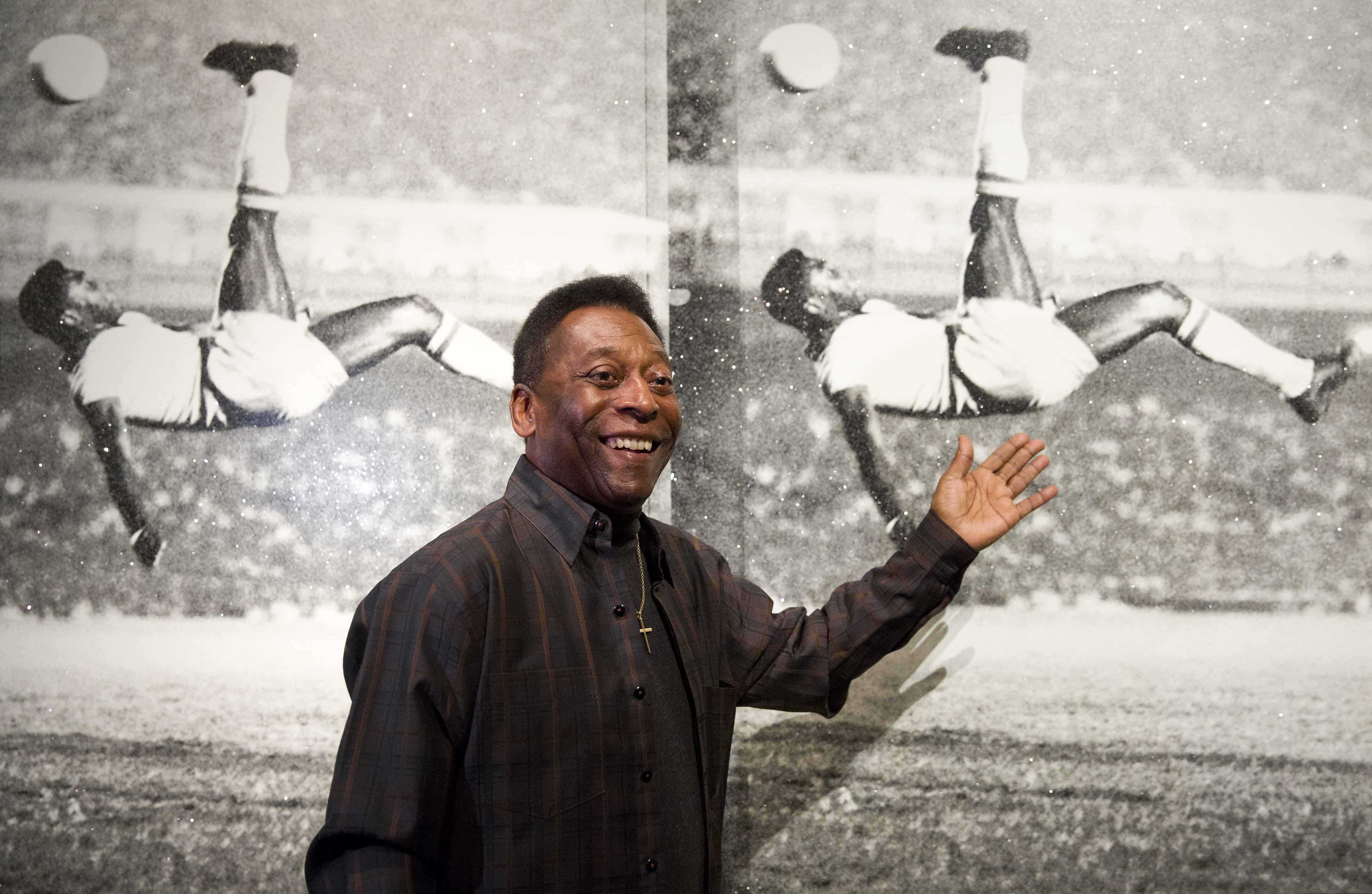 El exfutbolista brasileño Pelé posa para los fotógrafos en la Halcyon Gallery de Londres el 22 de septiembre de 2015.