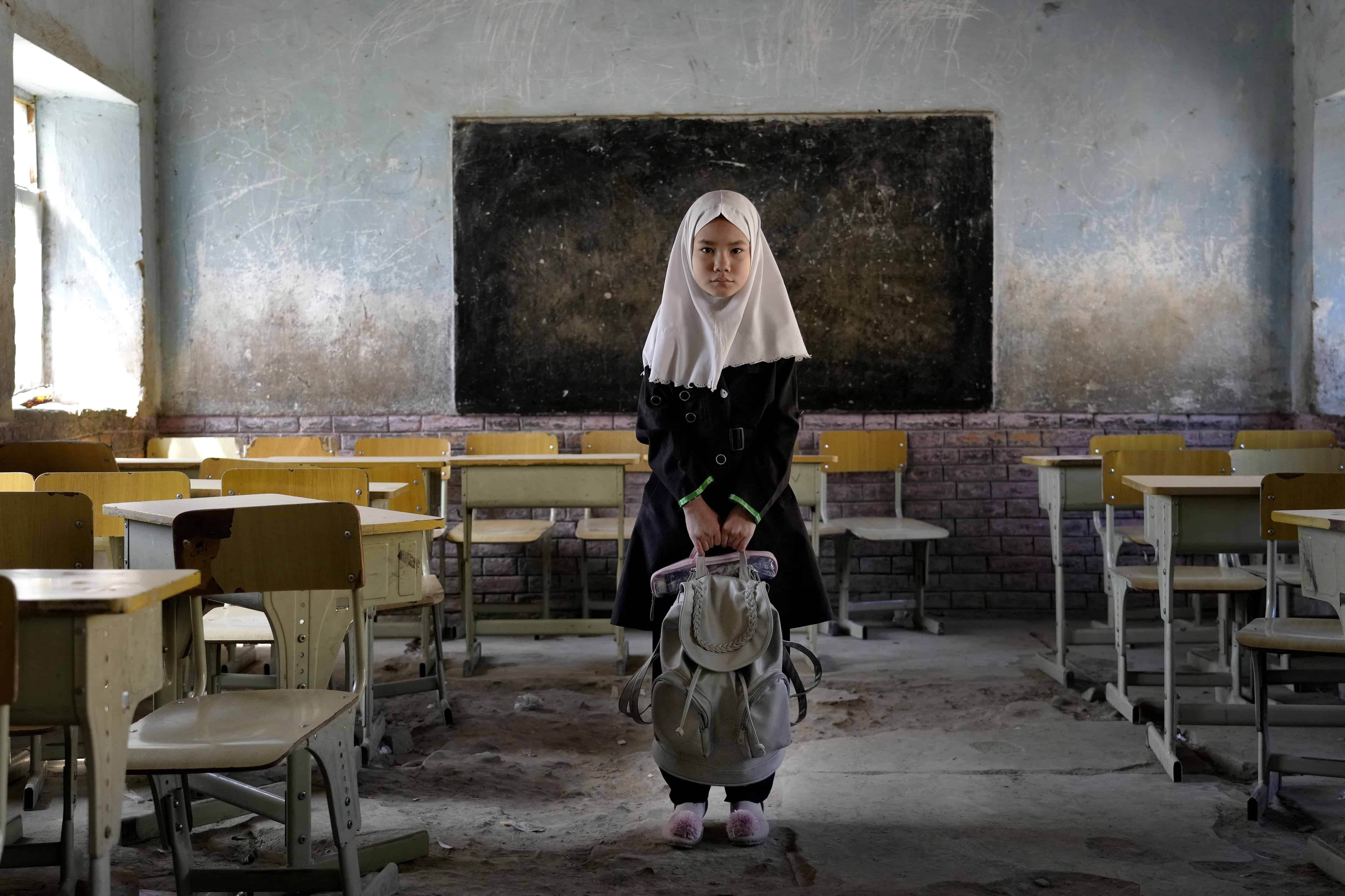 Mahtab, una estudiante chiíta hazara de 8 años, posa para una foto en su salón de clases en la escuela Abdul Rahim Shaheed en Kabul, Afganistán, el 23 de abril de 2022, días después de un ataque con bomba en la escuela.