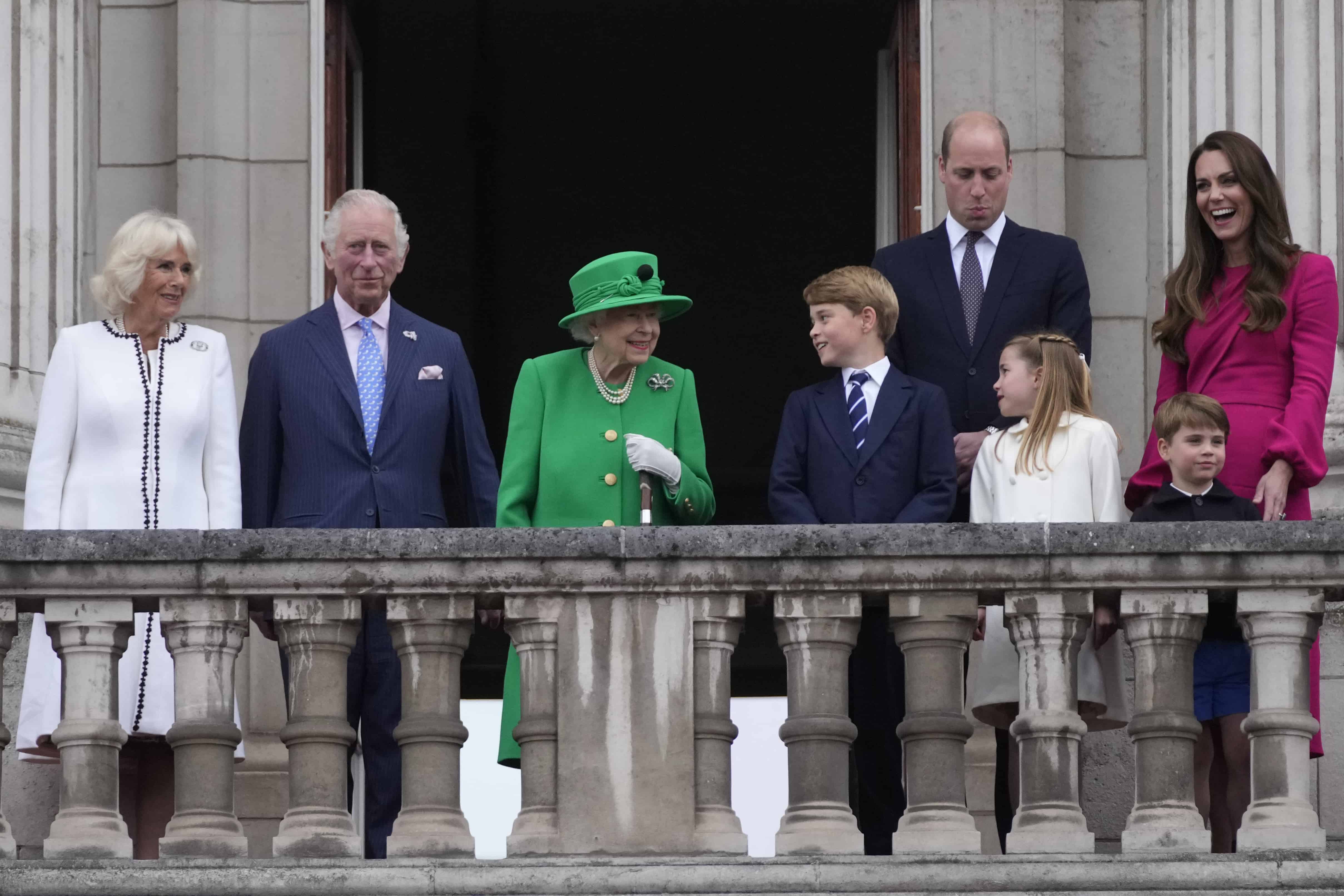 Desde la izquierda: Camilla, duquesa de Cornualles, el príncipe Carlos, la reina Isabel II, el príncipe Jorge, el príncipe Guillermo, la princesa Carlota, el príncipe Luis y Catalina, duquesa de Cambridge, aparecen en el balcón del Palacio de Buckingham durante el desfile del Jubileo de Platino en las afueras del Palacio de Buckingham en Londres. , domingo 5 de junio de 2022, en el último de los cuatro días de celebraciones para conmemorar el Jubileo de Platino.