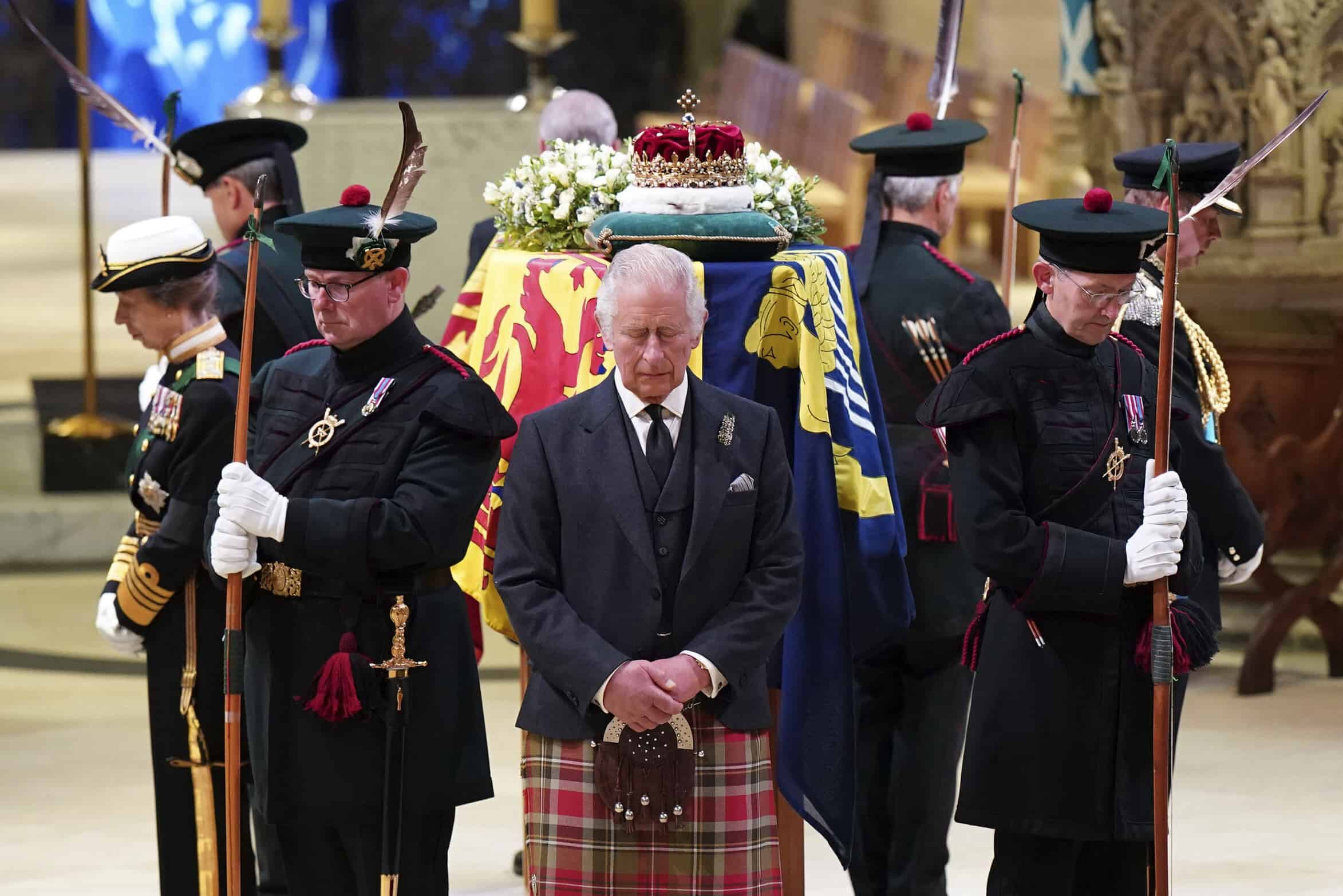 El rey Carlos III de Gran Bretaña, al centro, y otros miembros de la familia real realizan una vigilia ante el ataúd de la reina Isabel II en la catedral de St Giles, Edimburgo, Escocia, el lunes 12 de septiembre de 2022. (El rey Carlos III de Gran Bretaña, al centro, y otros miembros de la familia real realizan una vigilia ante el ataúd de la reina Isabel II en la catedral de St Giles, Edimburgo, Escocia, el lunes 12 de septiembre de 2022.