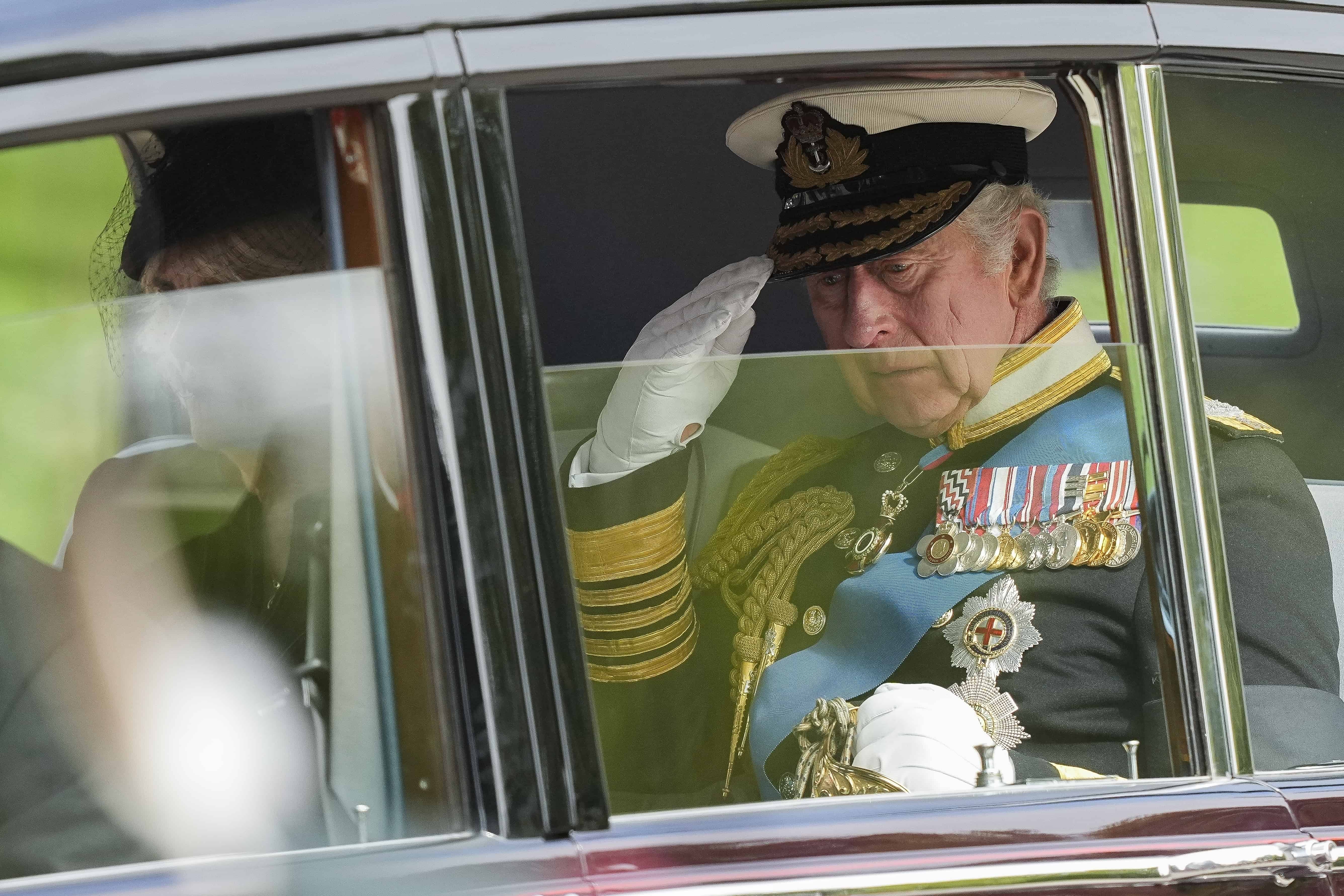 El rey Carlos III saluda al salir de la Abadía de Westminster después del funeral de estado de la Reina Isabel II en la Abadía de Westminster en el centro de Londres el lunes 19 de septiembre de 2022. La Reina, que murió a los 96 años el 8 de septiembre, será enterrada en Windsor junto a ella. difunto esposo, el príncipe Felipe, quien murió el año pasado.