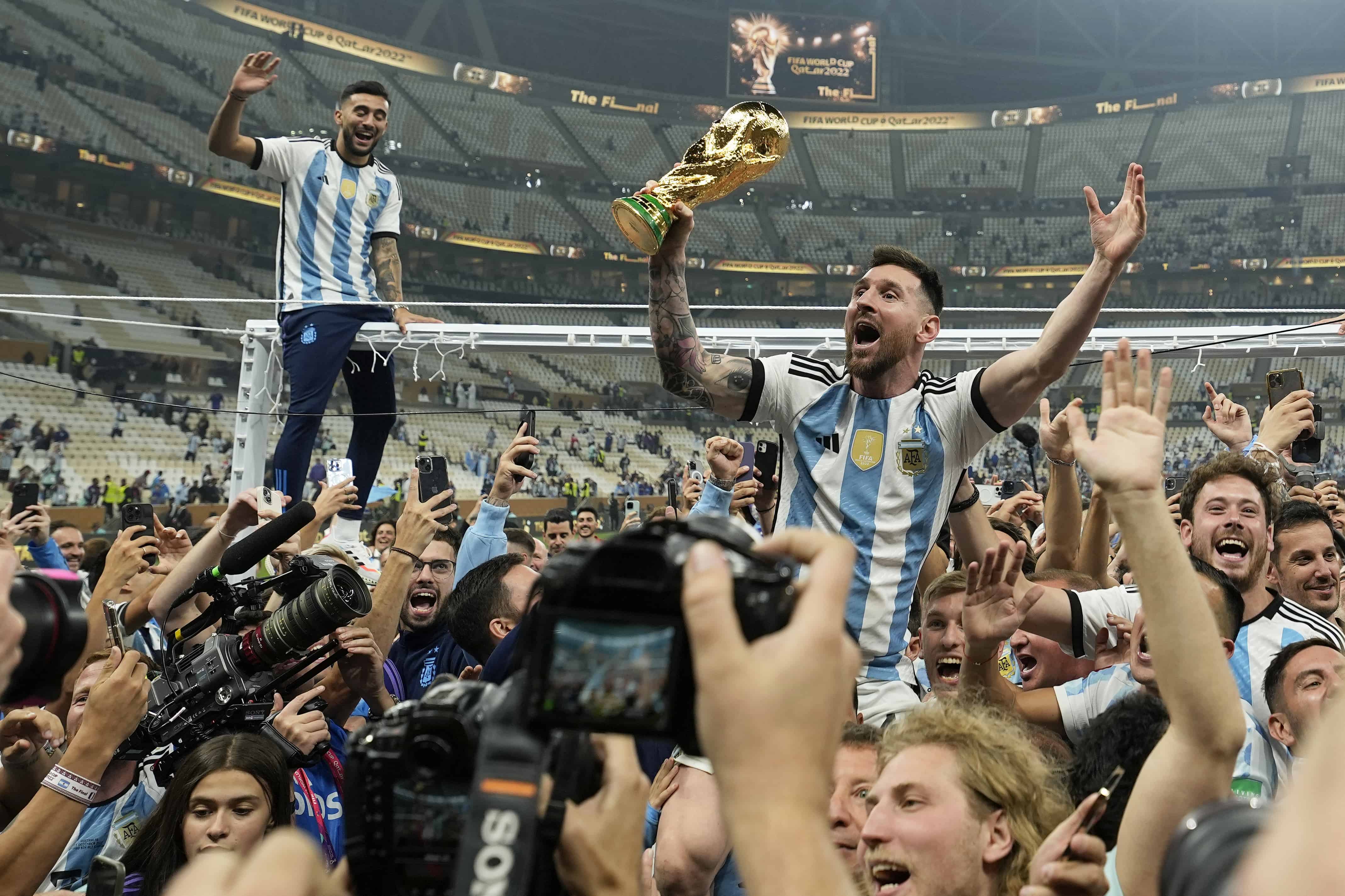 Lionel Messi de Argentina celebra con el trofeo frente a los fanáticos después de ganar el partido de fútbol final de la Copa Mundial entre Argentina y Francia en el Estadio Lusail en Lusail, Qatar, el 18 de diciembre de 2022. Argentina ganó 4-2 en una tanda de penales después del partido Terminó empatado 3-3.