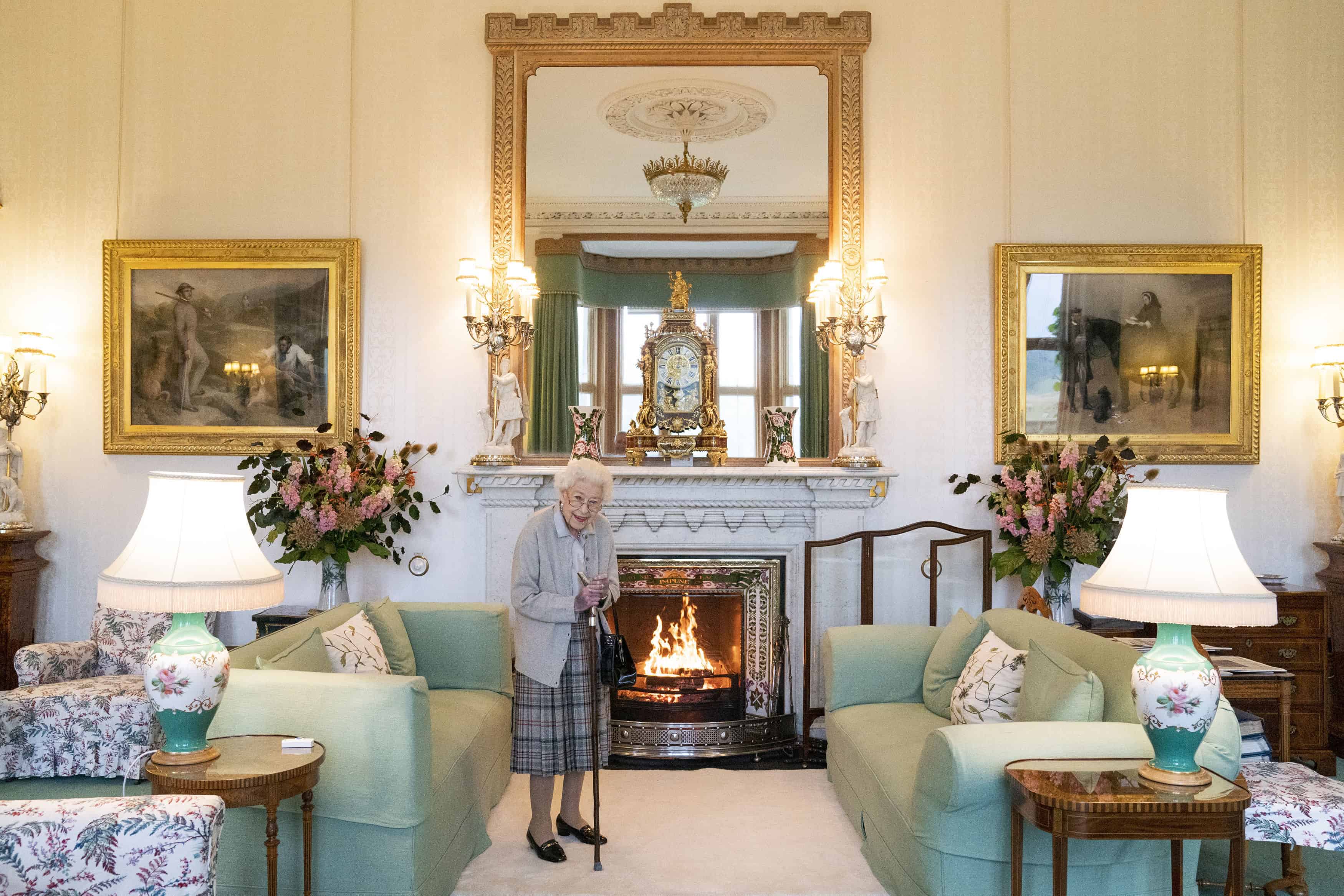 La reina Isabel II de Gran Bretaña espera en el Drawing Room antes de recibir a Liz Truss para una audiencia en Balmoral, donde se invitó a Truss a convertirse en primer ministro y formar un nuevo gobierno, en Aberdeenshire, Escocia, el martes 6 de septiembre de 2022.