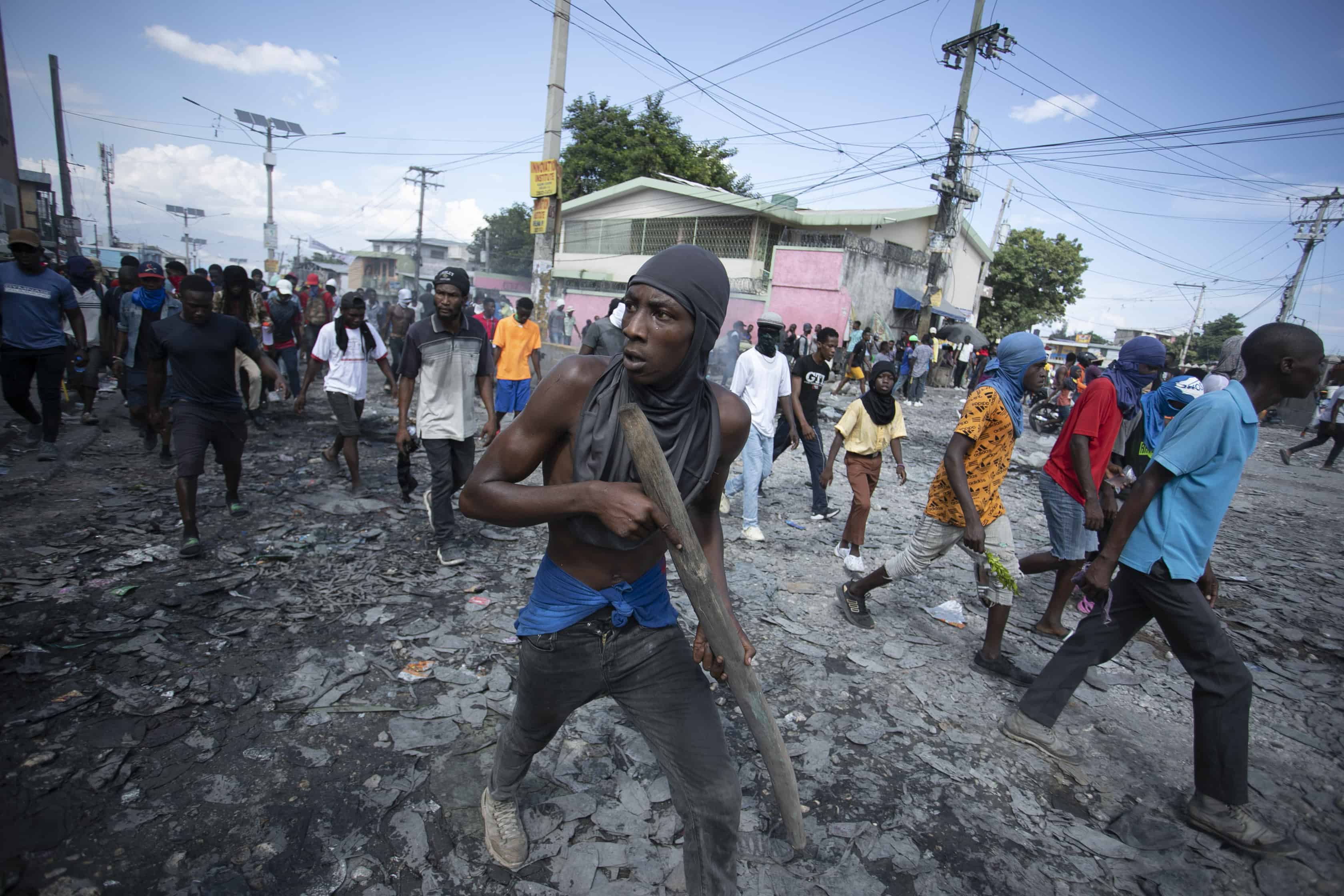 Un manifestante lleva un trozo de madera que simula un arma durante una protesta exigiendo la renuncia del primer ministro Ariel Henry, en el área de Petion-Ville de Port-au-Prince, Haití, el 3 de octubre de 2022.