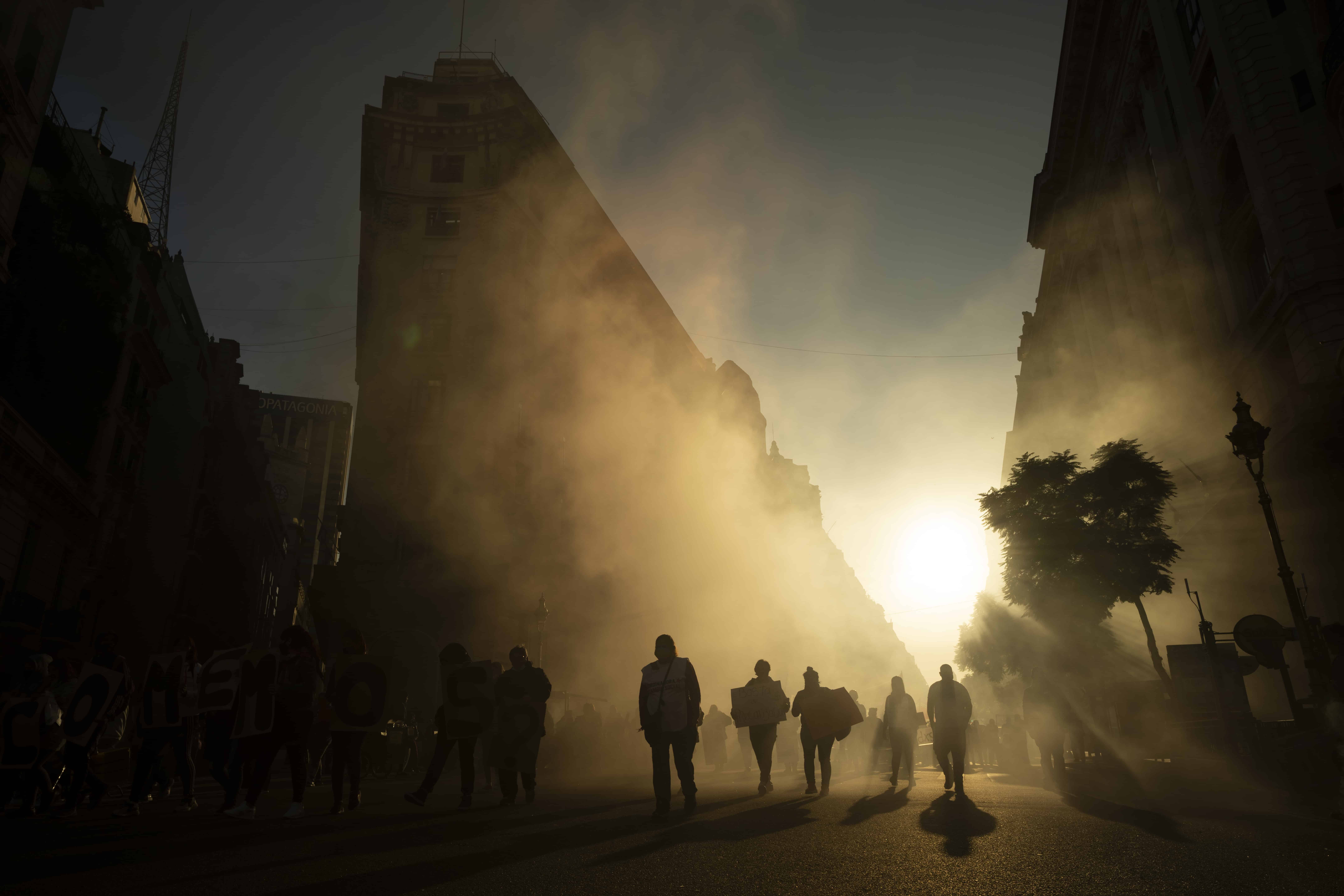 Manifestantes llegan a la Plaza de Mayo para reclamar mejores salaries y más empleo, en Buenos Aires, Argentina, el jueves 12 de mayo de 2022.