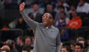 Entrenador de Kings Mike Brown ingresa a protocolos de COVID-19