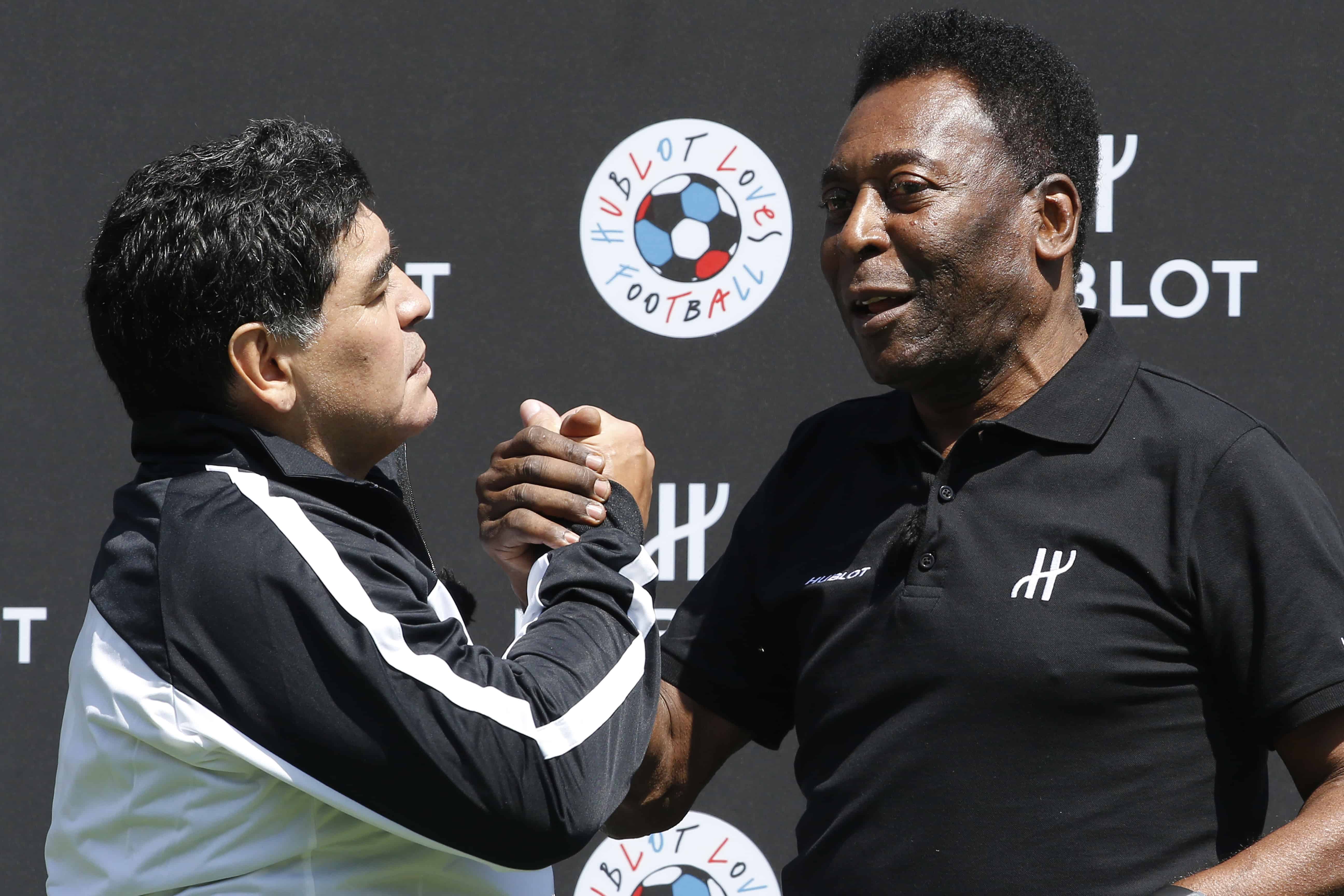 Los futbolistas Diego Maradona y Pelé se felicitaron después de una exhibición de partidos en los jardines del Palais Royal, el 9 de junio de 2016 en París.