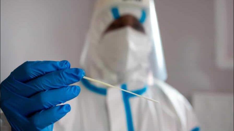 Hospitalizan dos turistas que ingresaron al país afectados de COVID-19 a bordo de crucero