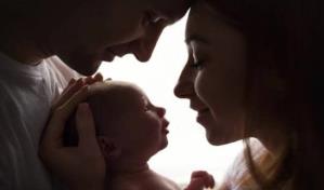 Rara coincidencia: una bebé nació el mismo día que sus padres