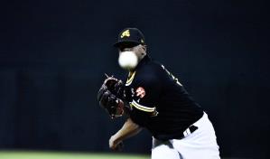 Águilas empatan con Estrellas en la cima con gran pitcheo de Roenis Elías