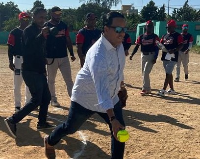 Elvys Duarte, viceministro de Deportes, lanza la primera bola previo al partido final del torneo de softbol Confraternidad Copa Navideña 2022.