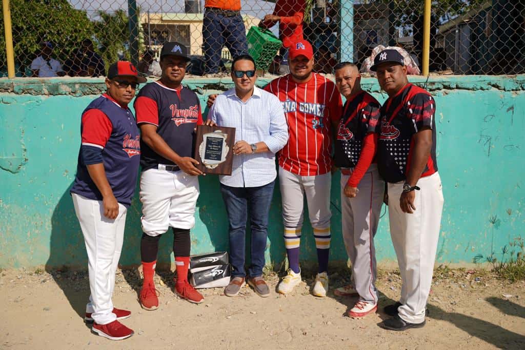 El viceministro de Deportes, Elvys Duarte, entrega útliles deportivos para la celebración del torneo por la Copa Confraternidad Navideña, Sabana Perdida, en su versión 20.