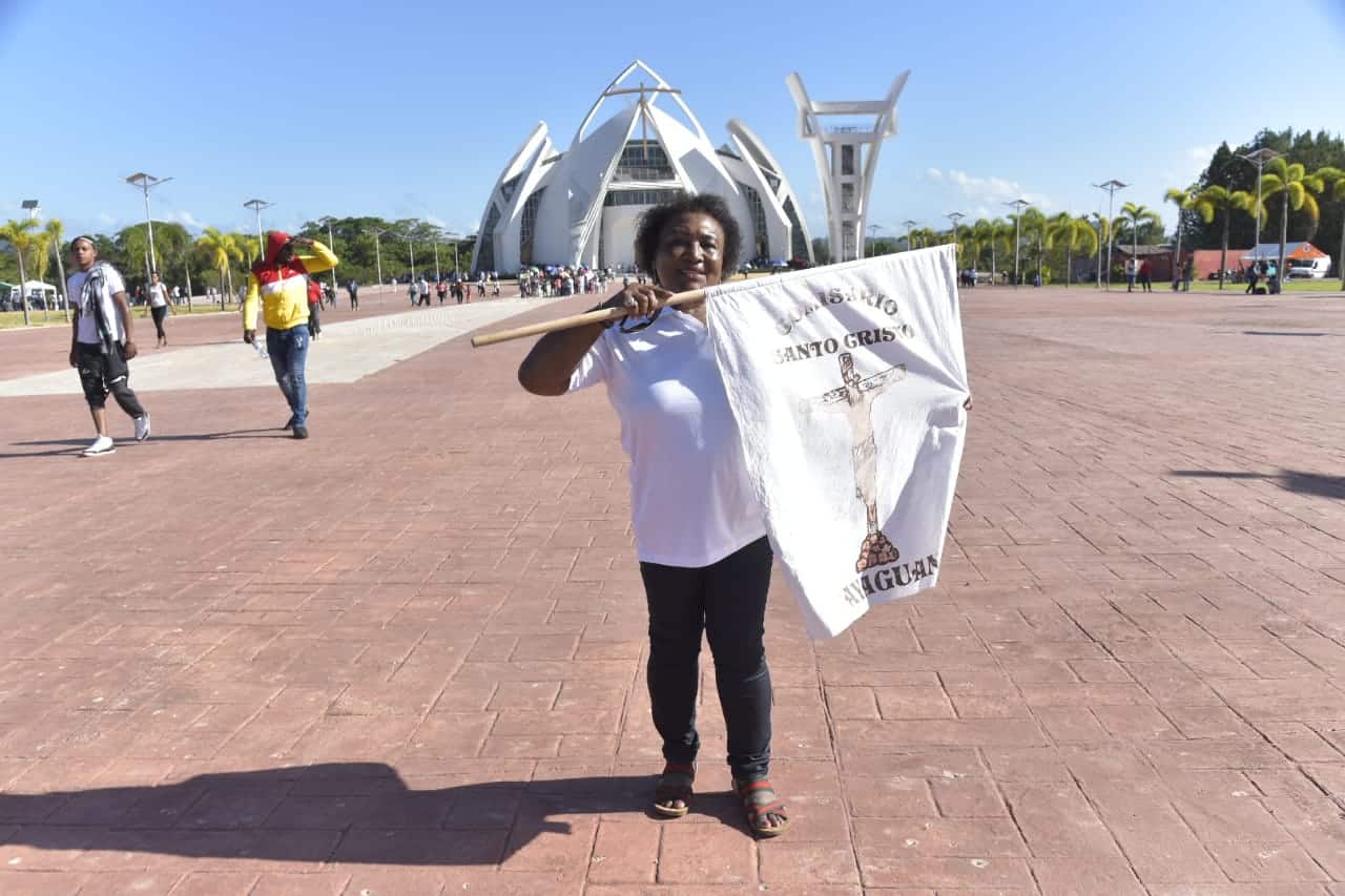 Devotos acuden a Bayaguana para rendir tributo al Santo Cristo de Los Milagros.