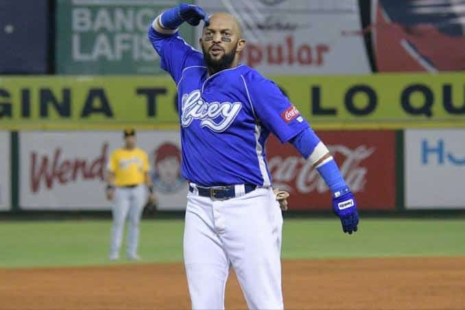Emilio Bonifacio de los Tigres del Licey, logró el premio Capitán Caballero de la temporada 2023.