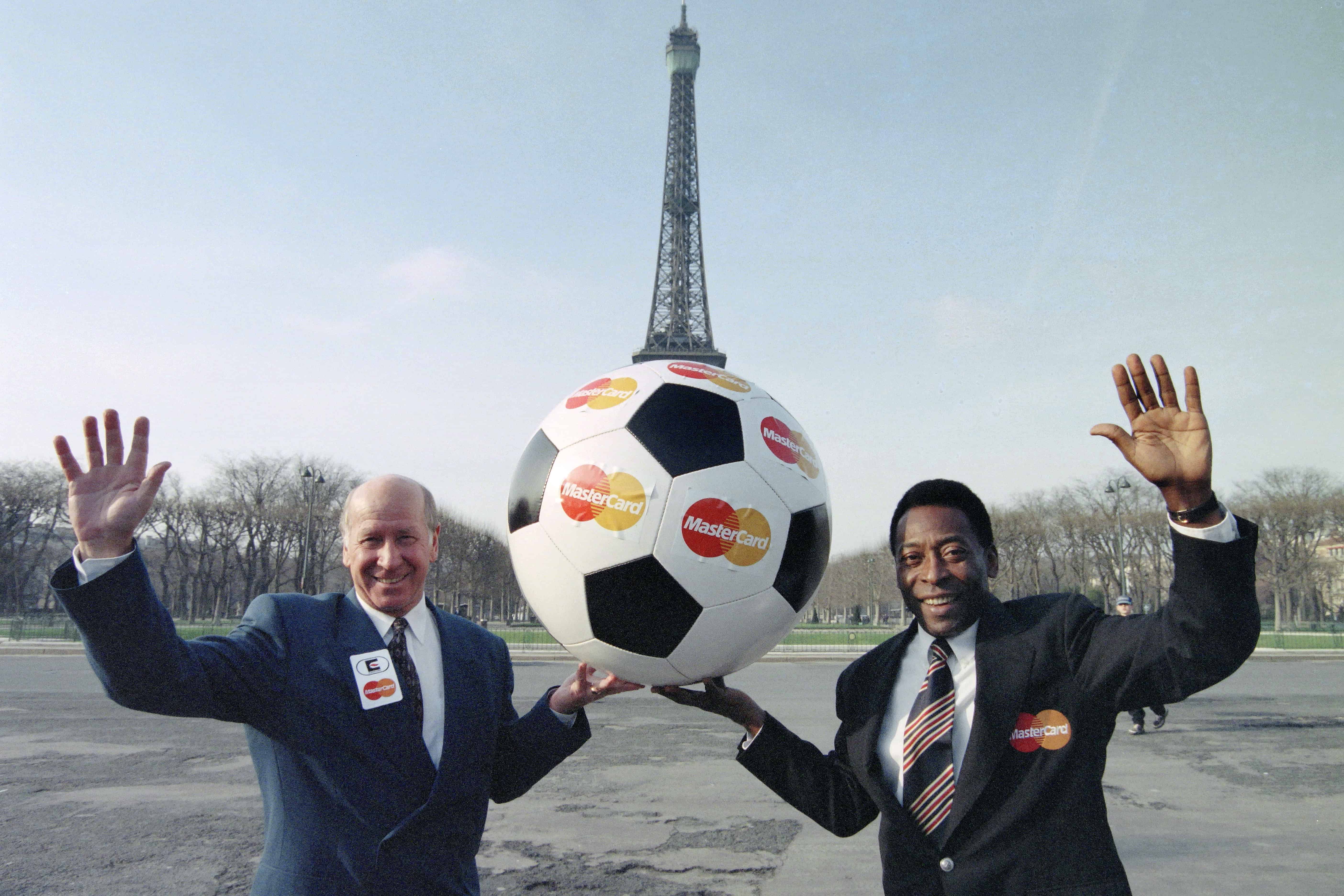 Bobby Charlton y Pelé posan para una fotografía de la campaña publicitaria de Master Card para el Mundial de Francia 98.