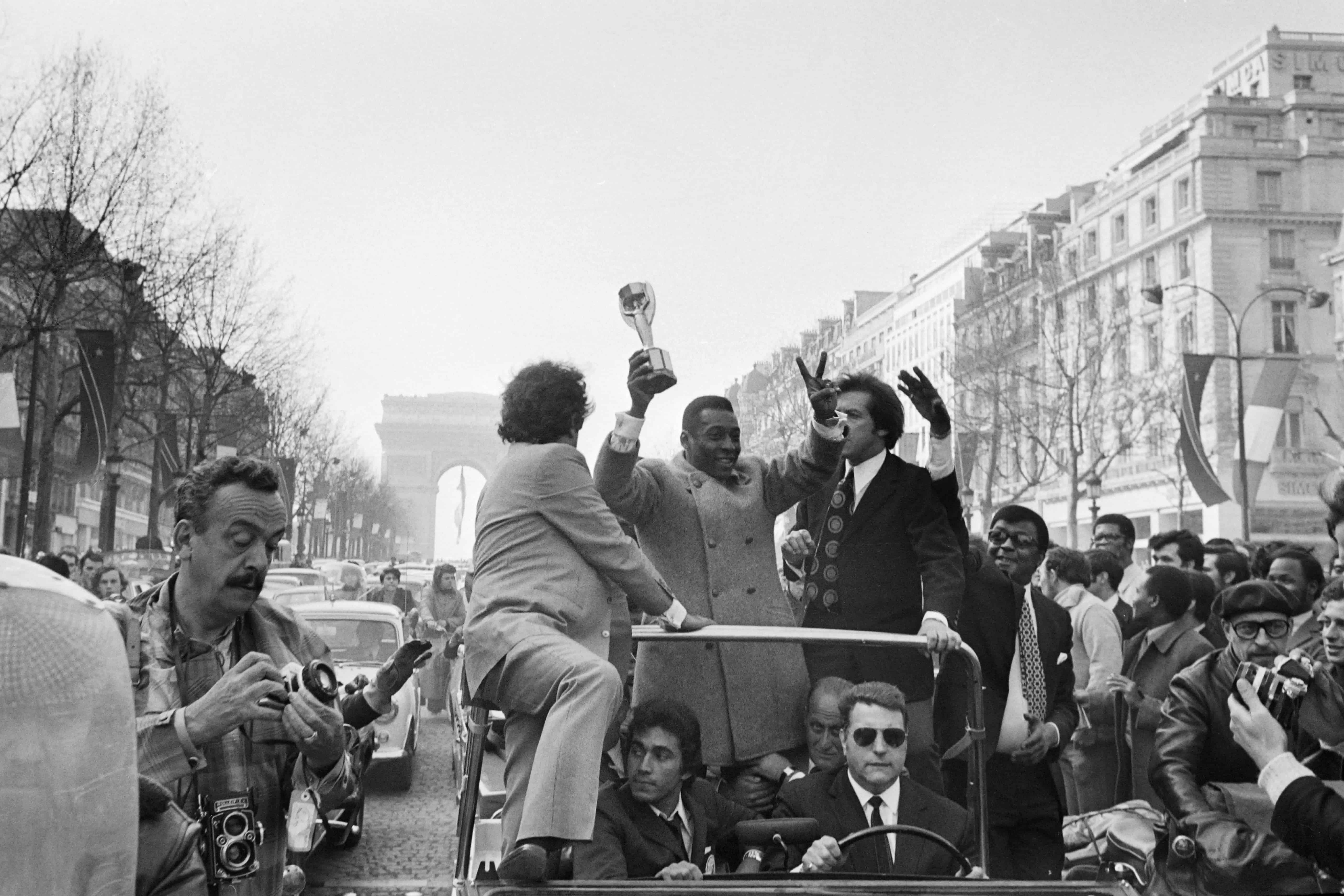 La estrella del fútbol brasileño, Edson Arantes do Nascimento, conocido como Pelé, carga el trofeo de la Copa del Mundo el 30 de marzo de 1971 durante un desfile en la avenida de los Campos Elíseos en París.