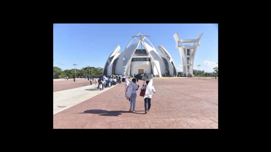 Decenas de devotos acuden a Bayaguana para rendir tributo al Santo Cristo de Los Milagros