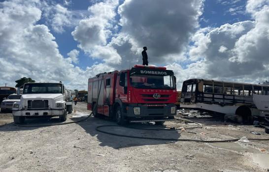 Un camión y 18 autobuses afectados por incendio en empresa Monumental en Bávaro