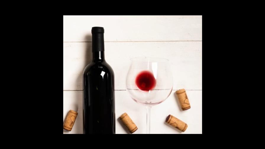 Cómo abrir una botella de vino sin un sacacorchos
